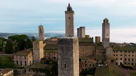 Mittelalterliche-Türme-Und-Die-Skyline-Von-San-Gimignano-In-Der-Toskana,-Italien---Luftrückzug