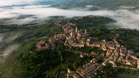 Alte-Mittelalterliche-Stadt-San-Gimignano-In-Der-Toskana,-Italien---Luftpanorama