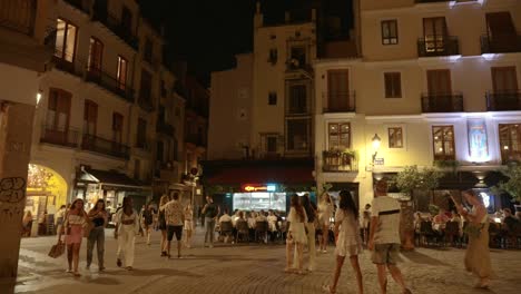 Turistas-Disfrutando-Del-Paseo-Nocturno-De-Verano-En-El-Casco-Antiguo-De-Valencia,-España