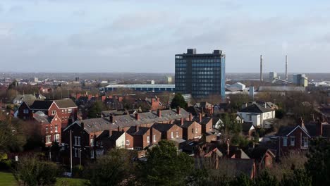 Luftaufnahme-über-Parkbäume-Zum-Industriellen-Ländlichen-Stadtbild-Mit-Blauem-Wolkenkratzer,-Merseyside,-England