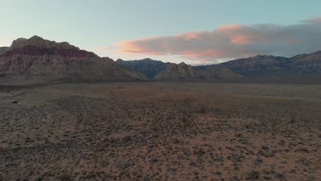 Luftdrohnenaufnahme-Des-Roten-Felsschluchts-Bei-Sonnenuntergang