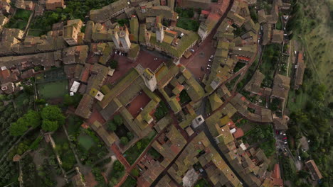 Traditional-Italian-Town-Roofs-And-Houses-In-San-Gimignano,Tuscany,-Italy---aerial-top-down