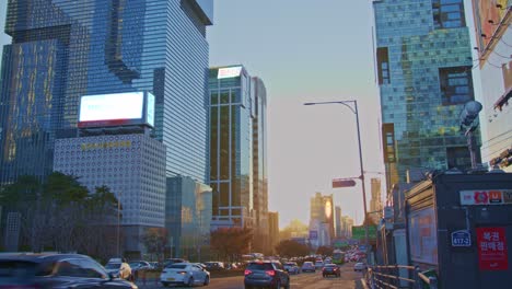 Gran-Ciudad-De-Corea-Del-Sur,-Seúl,-Tráfico-Gangnam-Con-Automóviles,-Autobuses,-Rascacielos-Y-Gran-Arquitectura-Urbana