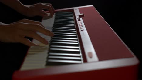 Un-Pianista-Experto-Toca-Un-Piano-Eléctrico-Rojo-En-Esta-Impresionante-Actuación-En-Solitario