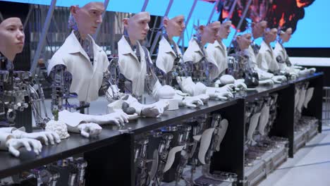 Humanoide-Roboter,-Die-Vor-Einem-Langen-Tisch-Sitzen-Und-In-Einem-Sanften-Monsterladen-In-Starfield-Hanam-Blicken---Kippen-In-Zeitlupe-Nach-Oben