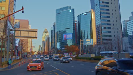 Gran-Ciudad-Asiática-En-Corea-Del-Sur,-Seúl,-Tráfico-Gangnam-Con-Automóviles,-Autobuses,-Rascacielos-Y-Gran-Arquitectura-Urbana