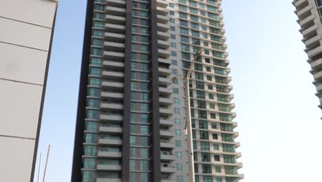 Vista-Inclinada-Lenta-Hacia-Arriba-De-Los-Modernos-Apartamentos-De-Lujo-En-Karachi