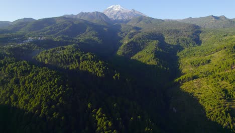 Luftaufnahmen-Der-Wunderschönen-Landschaft-In-Den-Hügeln-In-Der-Nähe-Eines-Vulkans-In-Mexiko