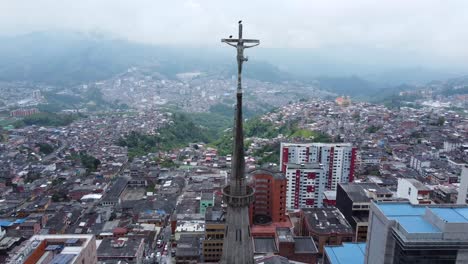 Drohne,-Die-Aus-Einer-Jesus-Christus-Statue-Auf-Einer-Kathedrale-In-Manizales-In-Kolumbien-Herauszoomt