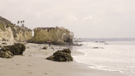 El-Matador-Strandwellen,-Die-Auf-Kalifornischem-Sand-Krachen,-Breite-Aufnahme-Der-Gesamten-Landschaft