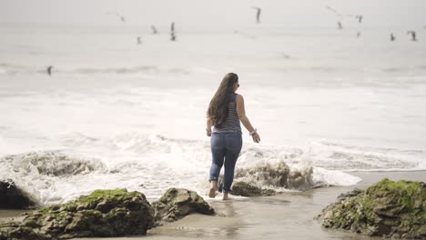 Mädchen-Zu-Fuß-Durch-Wasser-Und-Sand-Am-Strand-Von-El-Matador-In-Südkalifornien-In-Der-Nähe-Von-Malibu