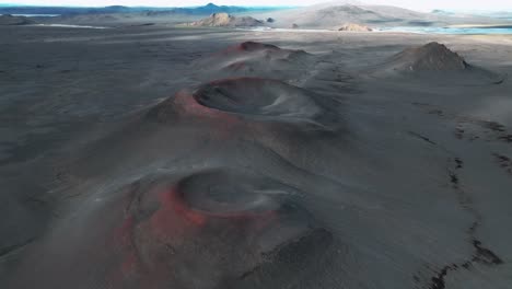 Vista-Aérea-Sobre-Cráteres-Volcánicos-En-Las-Tierras-Altas-De-Islandia