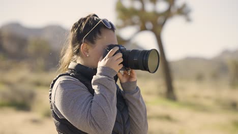 Mädchen-Fotografiert-Joshua-Tree-Nationalpark-In-Der-Wüste-Kaliforniens-Mit-Einer-Sony-A1-Kamera---Nahaufnahme-Eines-Mädchens,-Das-Ein-Foto-Macht