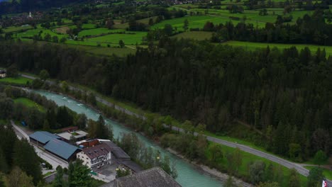 Antenne-Fliegt-über-Schloss-Bruck-Am-Fluss-Isel-In-Österreich-Mit-Landschaft-Im-Hintergrund