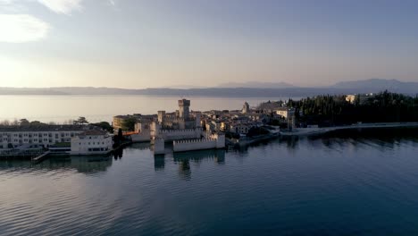 Luftaufnahme-Sirmione-Mediterrane-Historische-Besichtigungsstadt-In-Italien,-Gardasee