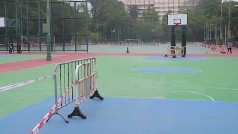 Leere-Basketballplätze-Sind-Auf-Einem-Geschlossenen-Spielplatz-Aufgrund-Des-Ausbruchs-Des-Covid-19-coronavirus-Und-Der-Einschränkungen-In-Hongkong-Zu-Sehen