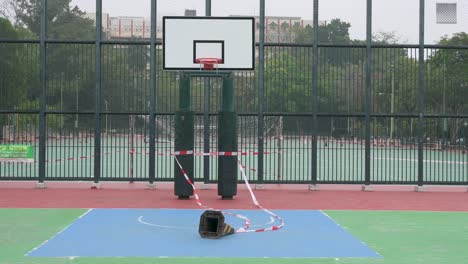 Ein-Leerer-Bunter-Basketballplatz-Ist-Auf-Einem-Geschlossenen-Spielplatz-Aufgrund-Des-Ausbruchs-Des-Covid-19-coronavirus-Und-Der-Einschränkungen-In-Hongkong-Zu-Sehen