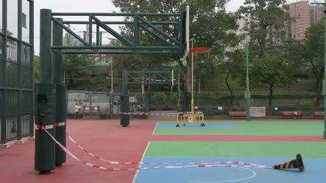 Leere-Bunte-Basketballplätze-Sind-Auf-Einem-Geschlossenen-Spielplatz-Aufgrund-Des-Ausbruchs-Des-Covid-19-coronavirus-Und-Der-Einschränkungen-In-Hongkong-Zu-Sehen