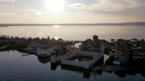 Luftbild-Sirmione-Italien,-Halbinsel-Ferienort-Am-Gardasee,-Mediterrane-Umgebung-Historische-Stadt-Mit-Schloss