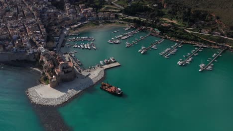 Luftaufnahme-Des-Hafens-Castellammare-Del-Golfo-In-Sizilien-Mit-Arabischer-Normannischer-Burg-An-Einem-Sonnigen-Tag
