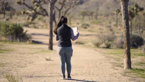 Mädchen-Fotografiert-Joshua-Tree-Nationalpark-Wüste-Kalifornien-Mit-Einer-Sony-A1-Kamera---Zu-Fuß-Entfernt