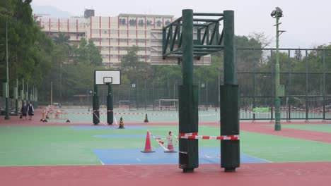 Leere-Bunte-Basketballplätze-Sind-Auf-Einem-Geschlossenen-Spielplatz-Aufgrund-Des-Ausbruchs-Des-Covid-19-coronavirus-Und-Der-Einschränkungen-In-Hongkong-Zu-Sehen