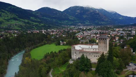 Luftaufnahme-Von-Schloss-Bruck-Am-Fluss-Isel-In-Österreich-Mit-Der-Stadt-Lienz-Im-Hintergrund