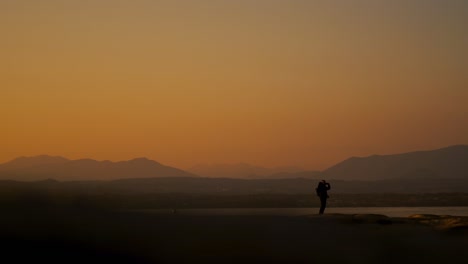 Silhouette-photographer-tourist-hiker-and-lake-garda-in-sirmione,-italy