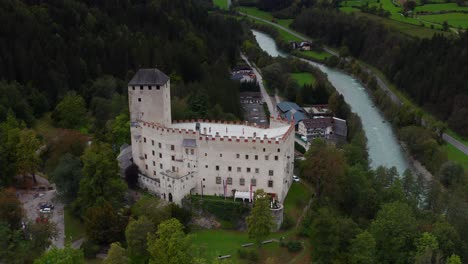 Luftaufnahme-Von-Schloss-Bruck-Am-Fluss-Isel-In-Österreich