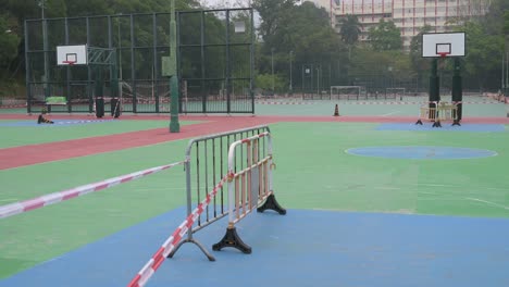 Ein-Blick-Auf-Einen-Basketballplatz,-Der-Aufgrund-Des-Ausbruchs-Des-Covid-19-koronavirus-Und-Der-Einschränkungen-In-Hong-Kong-Auf-Einem-Geschlossenen-Spielplatz-Durch-Absperrungen-Blockiert-Ist