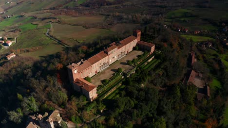 Luftaufnahme-über-Die-Burg-Von-Montalto-Pavese