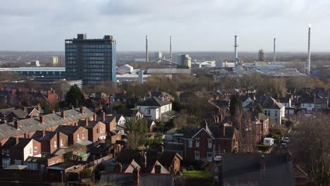 Luftaufnahme-über-Parkbäume-Zu-Industriestadtbild-Straßen-Mit-Blauem-Wolkenkratzer,-Merseyside,-England