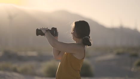 Chica-Fotografiando-El-área-De-Palm-Springs-En-El-Desierto-De-California-Con-Una-Cámara-Sony-A1