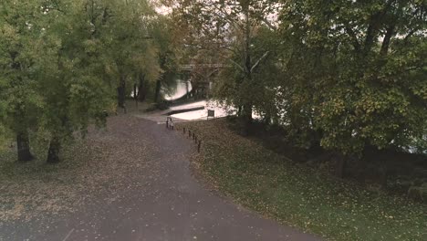 Phoenixville-Schuylkill-River-4k-Drohne-In-Der-Goldenen-Stunde-Im-Herbst-Herbst-Vom-Parkplatz-Mit-Blick-Auf-Den-Fluss-Und-Das-Ackerland