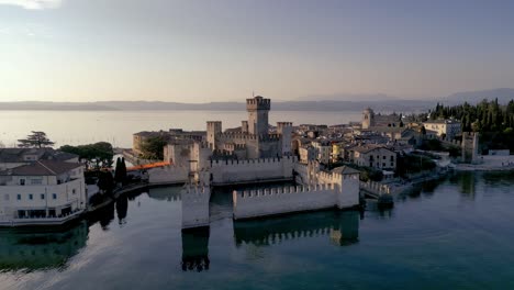 Luftaufnahme-Sirmione-Mediterrane-Historische-Besichtigungsstadt-In-Italien-Am-Gardasee