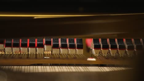 Extreme-Nahaufnahme-Eines-Inneren-Eines-Klavierhammers,-Der-Saiten-Mit-Flachem-Fokus-In-4k-Schlägt