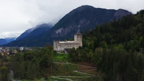 Luftaufnahme-Von-Schloss-Bruck-Am-Fluss-Isel-In-Österreich