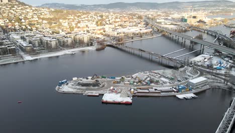 Bau-Einer-Künstlichen-Insel-Im-Flussbett-Von-Dramenselva,-Nahe-Dem-Hafen-In-Drammen,-Norwegen