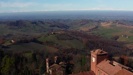 Luftaufnahme-Der-Malerischen-Landschaft-Von-Pavia-Mit-Dolly-über-Der-Burg-Von-Montalto-Pavese