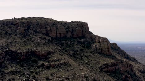 Enthüllung-Von-Tucson-City-Hinter-Einem-Bergrücken