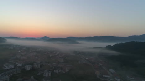 Ein-Dorf,-Das-Am-Frühen-Morgen-In-Nebel-Gehüllt-Ist