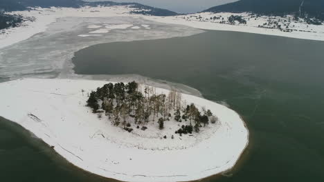 Insel-In-Einem-Bergsee-Im-Winter