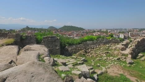 Flug-über-Die-Überreste-Eines-Felsigen-Geländes-In-Der-Nähe-Der-Stadt-Plovdiv-In-Bulgarien