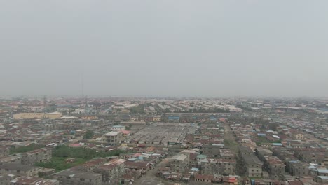 Toma-Aérea-De-Jakande-Slum-En-Lekki,-Lagos,-Nigeria,-áfrica