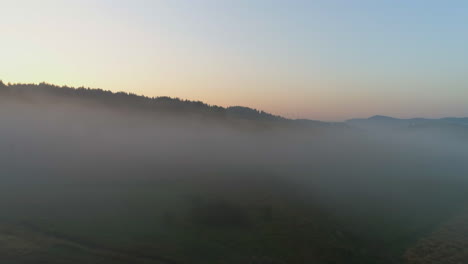 Berge,-Die-Frühmorgens-Von-Nebel-Umhüllt-Sind