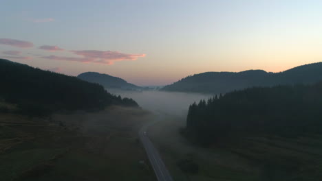 Eine-Straße-In-Den-Bergen,-Die-Frühmorgens-Von-Nebel-Umhüllt-Ist