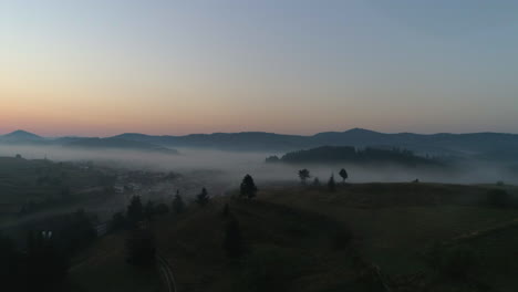 Ein-Dorf,-Das-Am-Frühen-Morgen-In-Nebel-Gehüllt-Ist