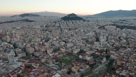 Imágenes-Aéreas-De-Atenas-Grecia-Con-El-Monte-Lycabettus,-El-Parlamento-Helínico-Y-Los-Edificios