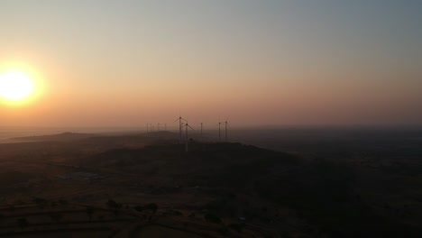 Sonnenaufgang-Im-Ländlichen-Indien-|-Indien-|-Drohnenaufnahmen-Aus-Der-Luft-|-Reisen-|-Sonne-|-Licht-|-Morgen-|-Windpark-|-Windmühle-|-Erneuerbare-Energie