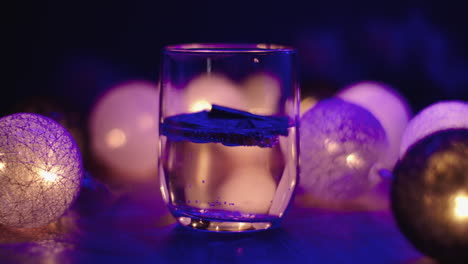 Nightlife-Aufnahmen-Eines-Gin-Tonic-Getränks-In-Einem-Lowballs-Rocks-Glas,-Prickelndes,-Alkoholisches-Getränk,-Umgeben-Von-Einer-Großartigen-Lichtatmosphäre